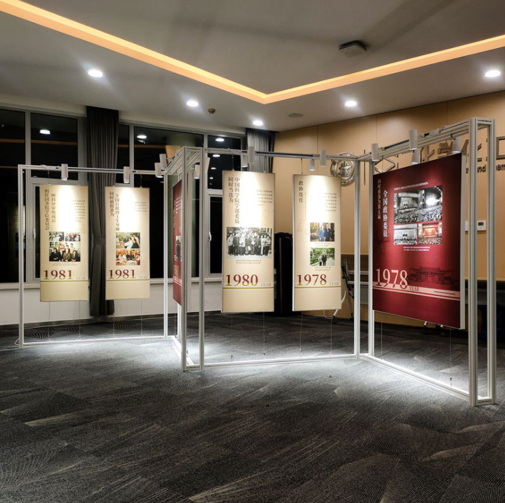 深圳展覽展板制作廠(chǎng)家——畫(huà)展展示架、廣告折疊屏風(fēng)展架、八棱柱展覽、畫(huà)廊校園掛畫(huà)、隔斷書(shū)畫(huà)展板